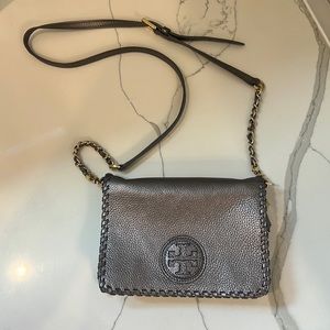 Tory Burch crossbody bag. Fit a lot very comfortable and easy to wear.